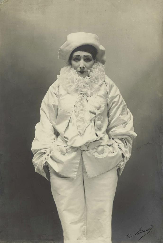 Atelier Nadar [Paul Nadar], Sarah Bernhardt dans Pierrot assassin, pantomime de Jean Richepin, 1883. Photographie, 35 x 25 cm. Paris, BnF, département Estampes et photographie. 