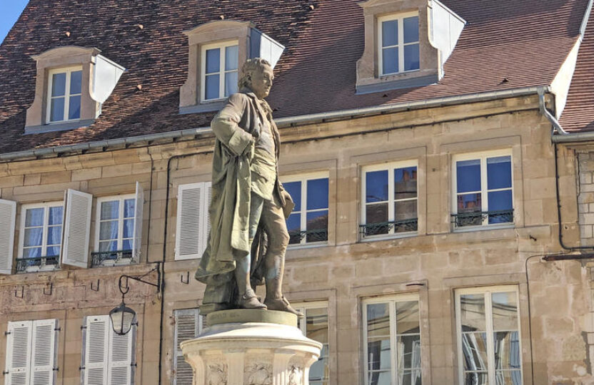 Statue de Denis Diderot commandée par la Ville de Langres à Auguste Bartholdi en 1884, à l’occasion du centenaire de la mort du philosophe. Elle est érigée au centre de la place Diderot à Langres. 