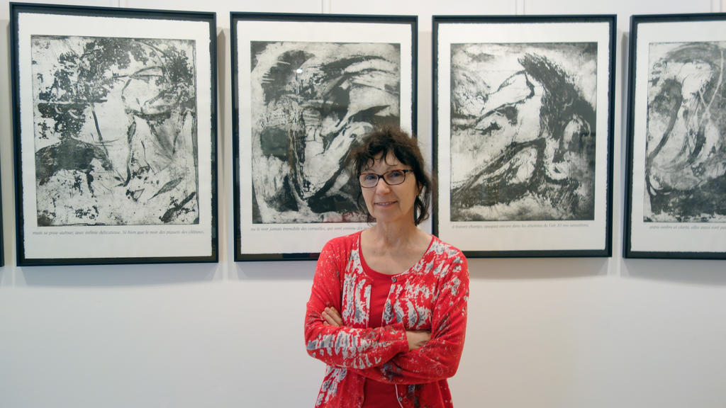 Marie Alloy devant ses gravures, exposition à la médiathèque d’Orléans. © Jean Pierre Vidal.