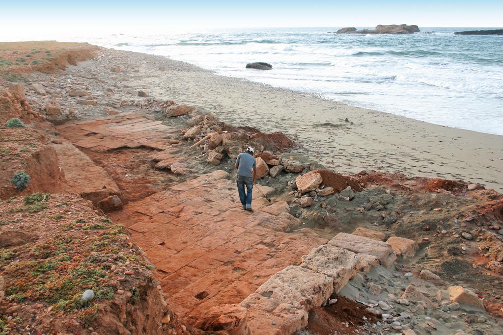 Dallage monumental sous la plage, au nord de Callicrateia. 