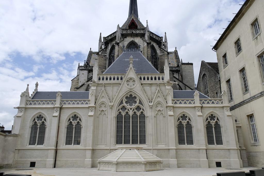 La sacristie néogothique, ajoutée au XIXe siècle lorsque l’abbatiale est devenue cathédrale, a elle aussi été restaurée. La rotonde se trouve sous la sacristie et la cour visible ici.