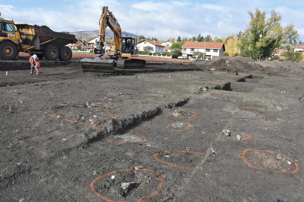 Décapage en cours : le contour des vestiges est tracé en orange.