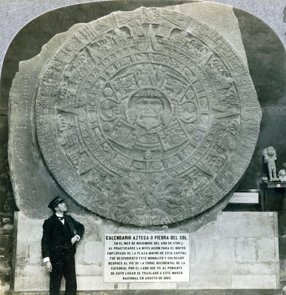 Calendrier aztèque en basalte, vers 1502-1521. Mexico, musée national, vers 1930.