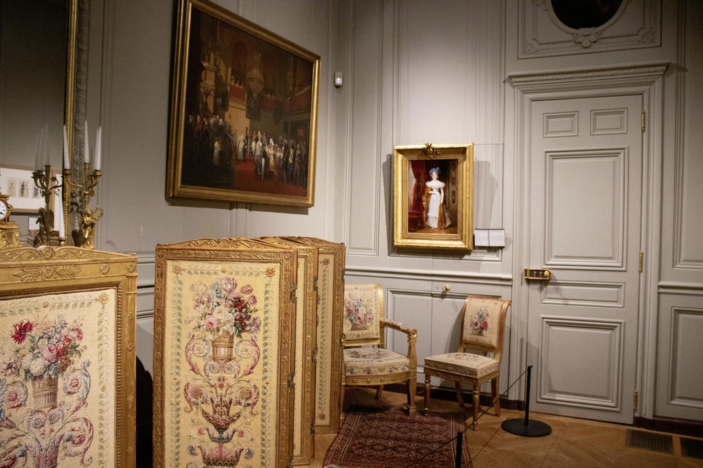 Vue de l’exposition : meubles envoyés en 1833 par Louis-Philippe et Marie-Amélie à leur fille Louise d’Orléans nouvellement installée à la cour de Belgique. 