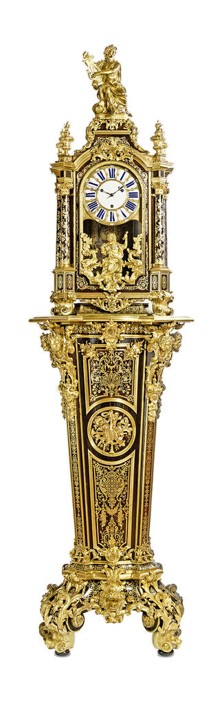 Jean-Pierre Latz, pendule sur piédestal, avec un mouvement fait par Étienne I Le Noir, Paris, avant 1740. Marqueterie Boulle, 257 x 66 x 47 cm. Dresde, Kunstgewerbemuseum. 