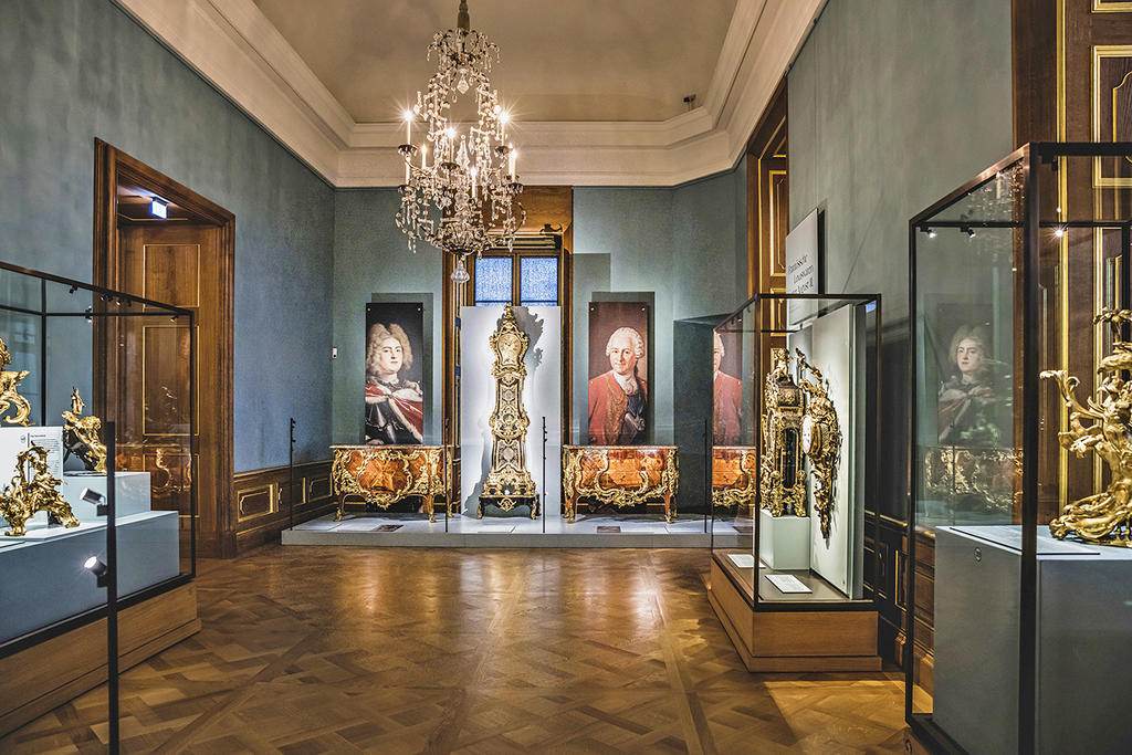 Vue de l’exposition « Fait à Paris. Les créations de mobilier de Jean-Pierre Latz à la cour de Dresde » au Residenzschloss de Dresde.