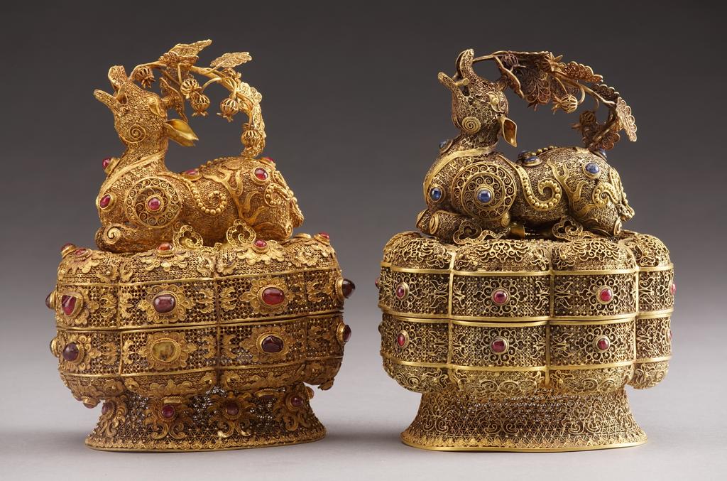 Boîtes à décor de daimDynastie Ming (1368-1644), règne de Wanli (1573-1620), daté 1601. Filigrane d’or serti de rubis et saphirs, H. 13-14 cm, l. 9,5-10,5 cm ; poids 270,6-282 g. Xi’an, musée des Beaux-Arts de Qujiang, Xi’an.