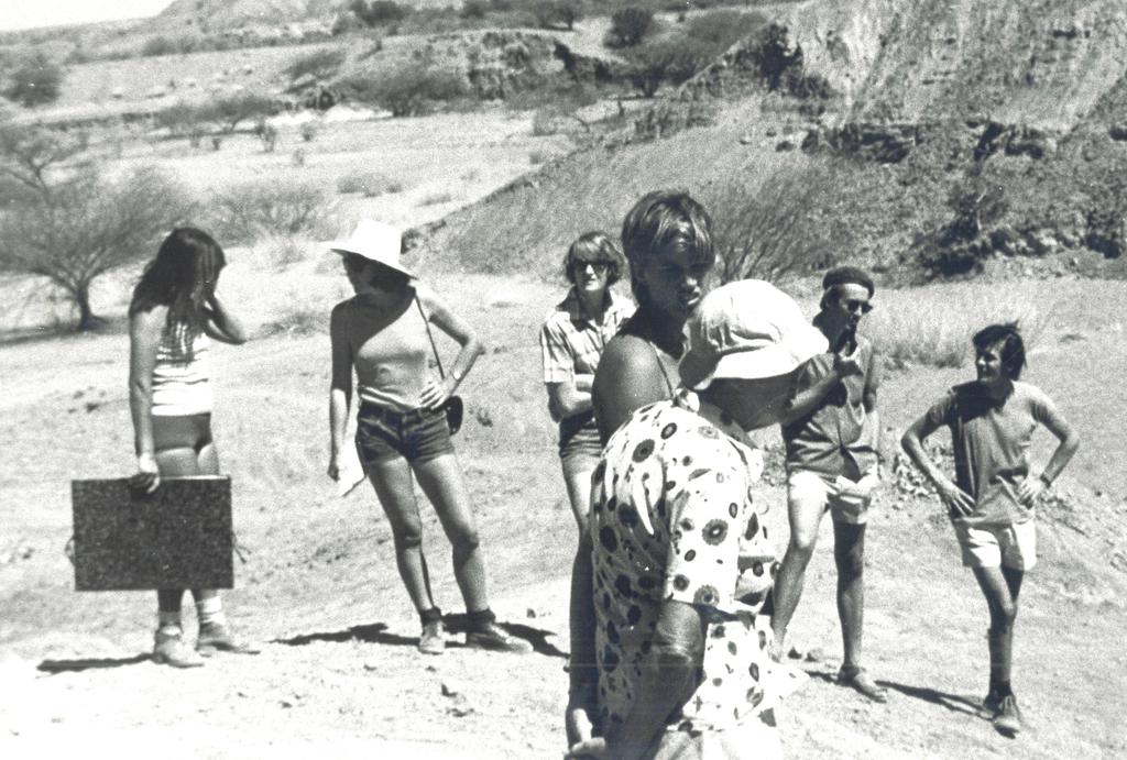 Hadar, 23 novembre 1974, visite de la famille Leakey, la veille de la découverte de Lucy. Au premier plan Mary Leakey ; de gauche à  droite : N. Page, Raymonde Bonnefille (chapeau), Meave Leakey, R. Leakey et John Harris.  