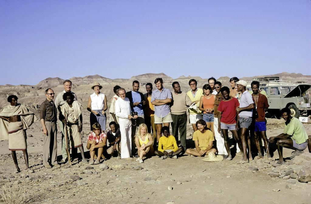 Hadar, 1974, photo de groupe, trois jours après la découverte de Lucy. Visite de Jean Chavaillon, debout en blanc. 