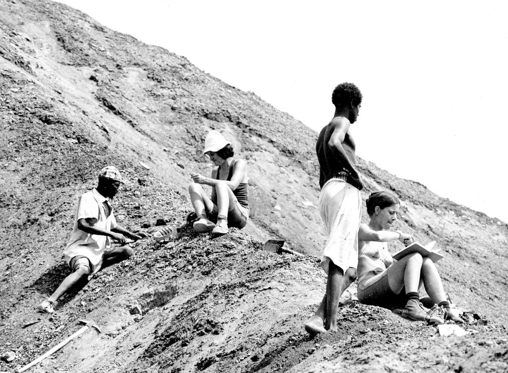 Hadar, 1977, R. Bonnefille et A. Vincens prélèvent des échantillons destinés aux analyses polliniques.  