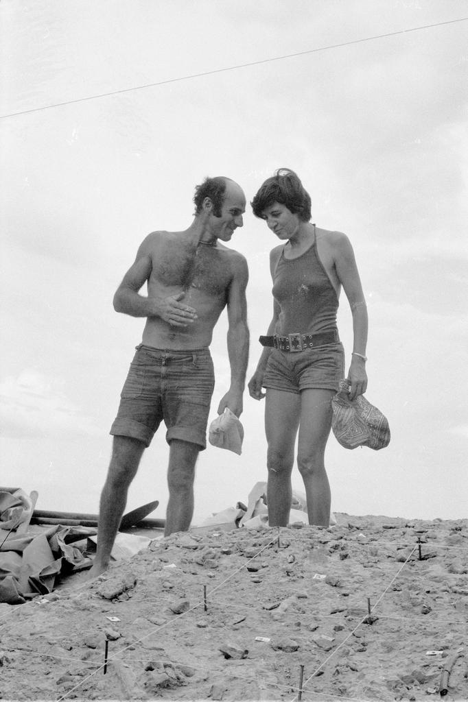 Claude Guillemot (à gauche) et Raymonde Bonnefille (à droite) en 1973 à OMO 33, très riche localité de la formation de Shungura, datée de 2,3 Ma. Claude Guillemot, artiste français et paléontologue de terrain, a été un acteur important des missions dans l’Omo et également à Hadar.  