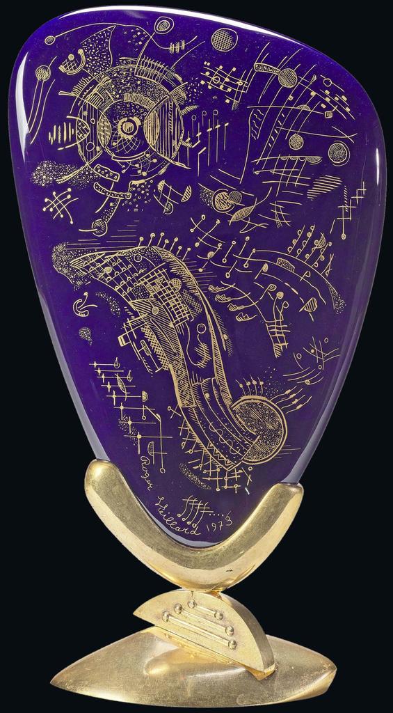 Roger Vieillard (1907-1989), Galet musical, Manufacture de Sèvres, 1975. Porcelaine dure,or 24 carats. 