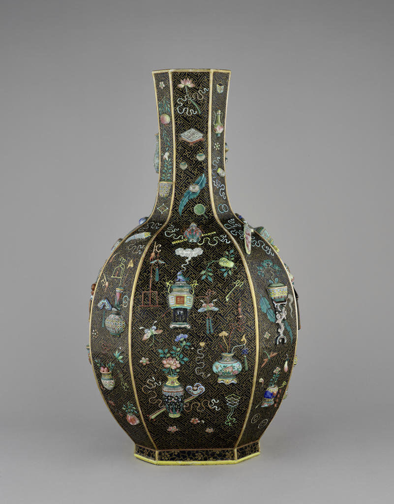 Vase aux Cent Trésors, Chine, XIXe siècle. Porcelaine, décor appliqué et peint sur couverte, H. 63,5 cm ; L. 33,5 cm. Sèvres, musée national de Céramique. 