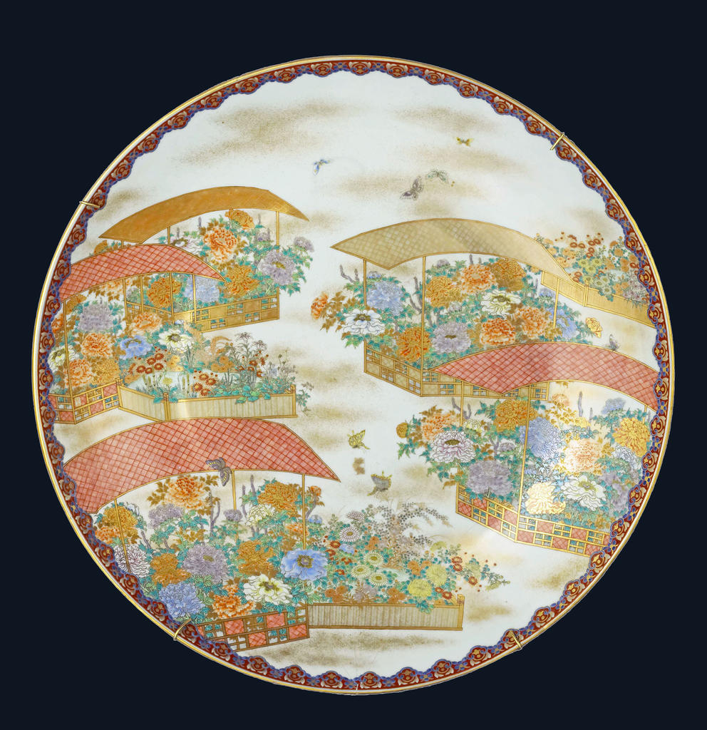 Manufacture Fukagawa, Plat aux jardins de ­chrysanthèmes, Arita, Japon, dernier quart du XIXe siècle. Porcelaine dure, or et émaux sur couverte (iro-e Kinsai). Sèvres, musée national de Céramique. 