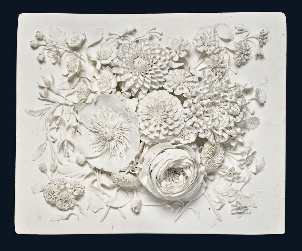 Edward Raby (1810-1867) (?), Plaque ornée d’un bouquet de fleurs en relief, Angleterre, Manufacture Pountney & Co (Bristol) (?), vers 1850. Biscuit de porcelaine phosphatique (bone china), 30,2 x 24,8 x 6,4 cm. Sèvres, musée national de Céramique, acquis en 1910. 