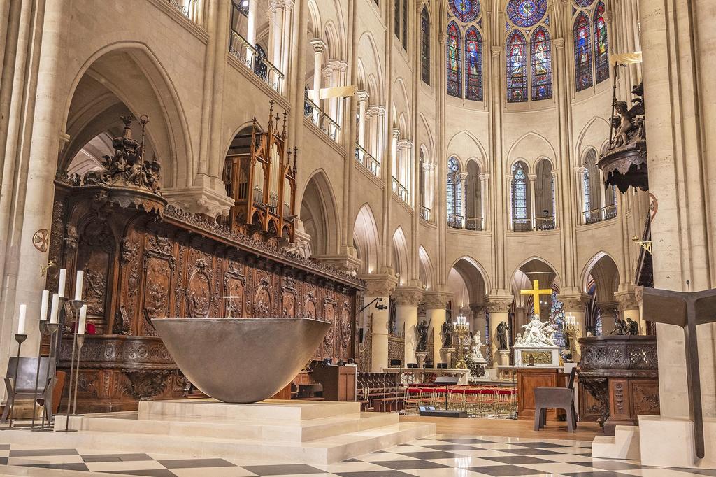 La cathédrale Notre-Dame après restauration. La réalisation d’une partie du nouveau mobilier liturgique a été confiée au designer Guillaume Bardet. © Photo12 / ABC / Eliot Blondet