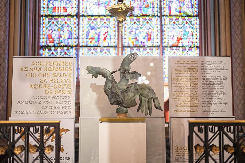 La sculpture en plomb du coq qui se dressait en haut de la flèche, déformée par les chocs et la chaleur de l’incendie, est présentée dans la chapelle Saint-Georges. 