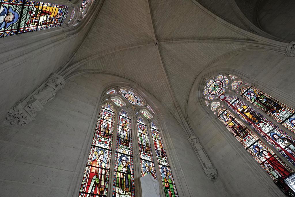 La salle du trésor de la nouvelle sacristie érigée par Eugène Viollet-le-Duc entre 1843 et 1850. On voit ici la voûte et les vitraux dans leur éclat retrouvé après restauration, en 2024.