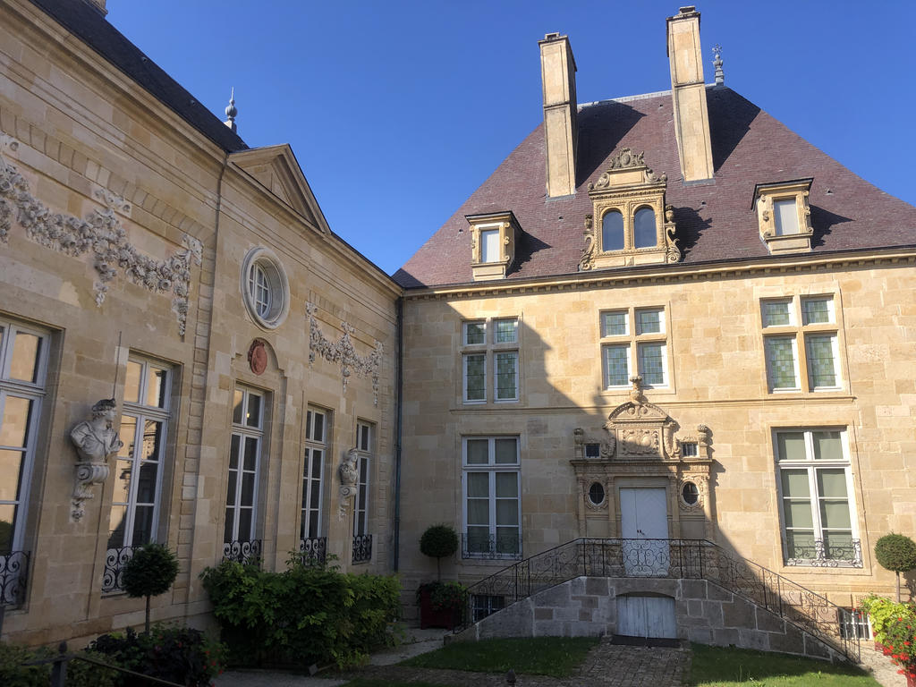 La cour intérieure de la Maison des Lumières.