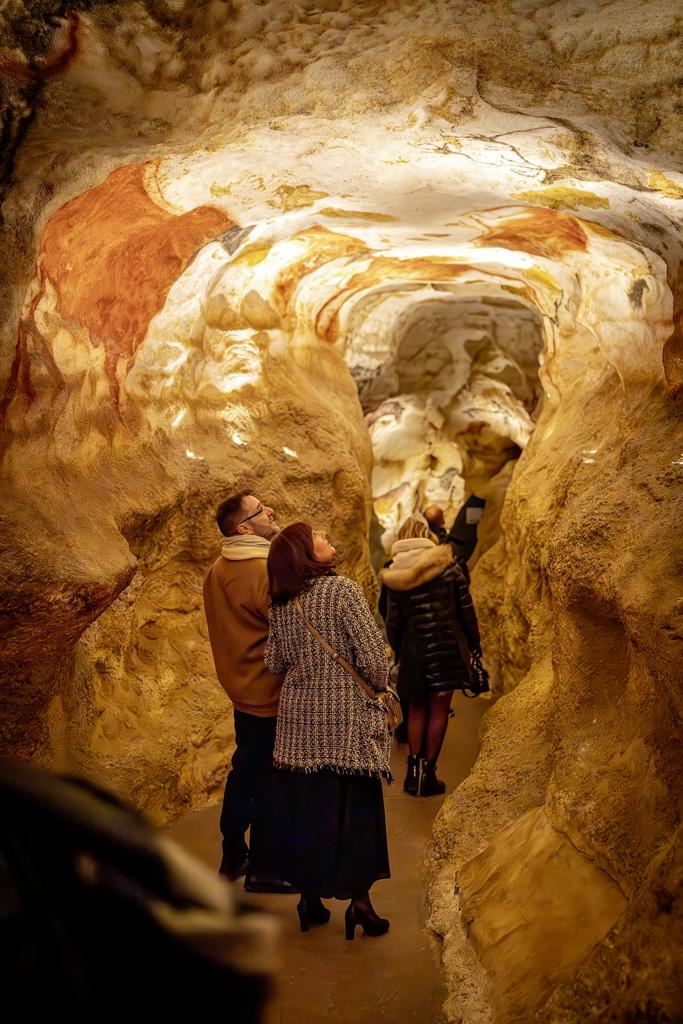 Des visiteurs découvrant Lascaux IV.