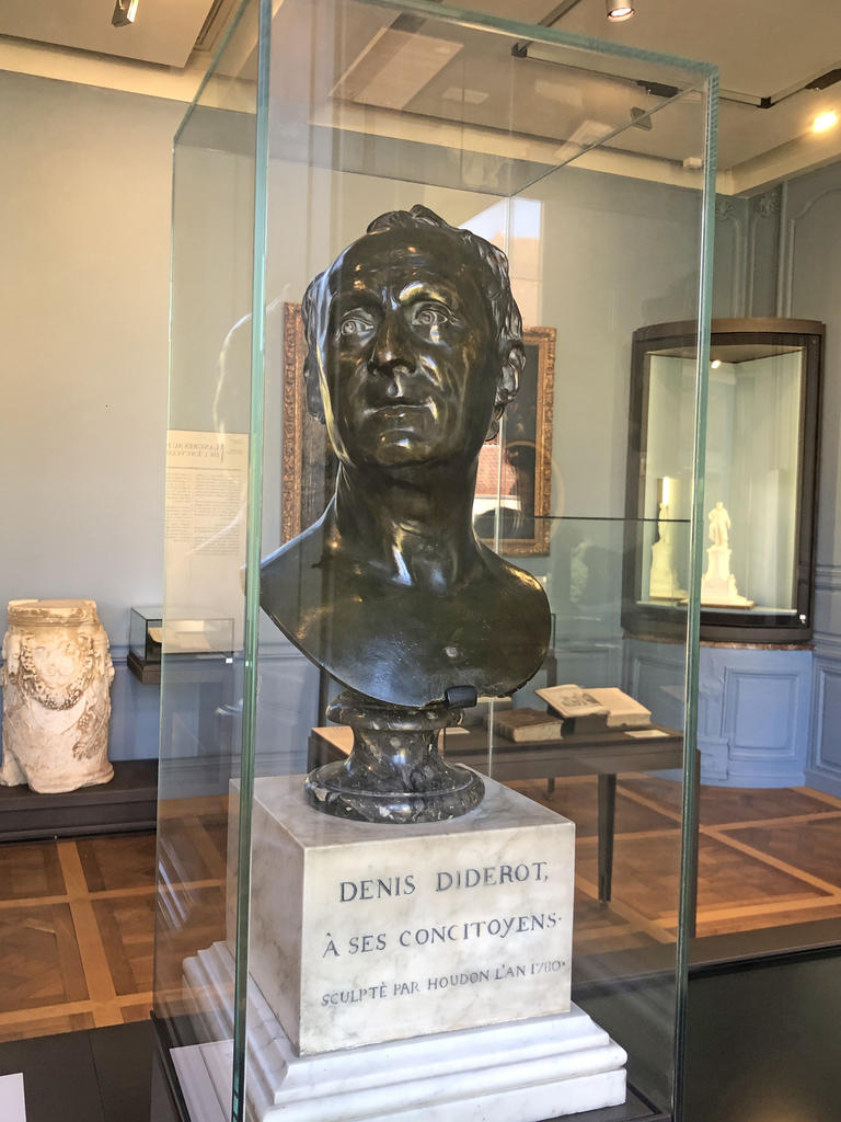 Dans la première salle du musée, buste en bronze de Denis Diderot réalisé par Jean-Antoine Houdon en 1780. 