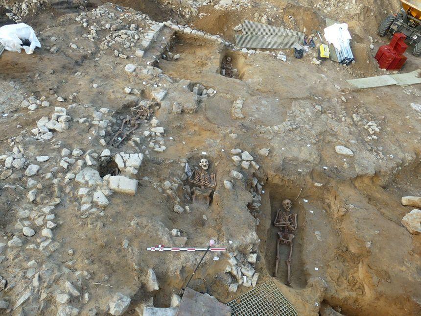 Sépultures installées dans le bâtiment, possible chapelle avec au centre des fours à cloche du début du XIIIe siècle.