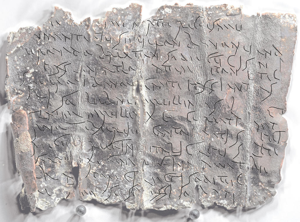 Image de la tablette avec ajout d’un calque permettant de retranscrire les inscriptions. 