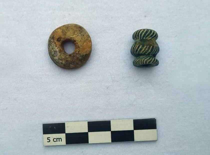 Perles en verre et ambre.