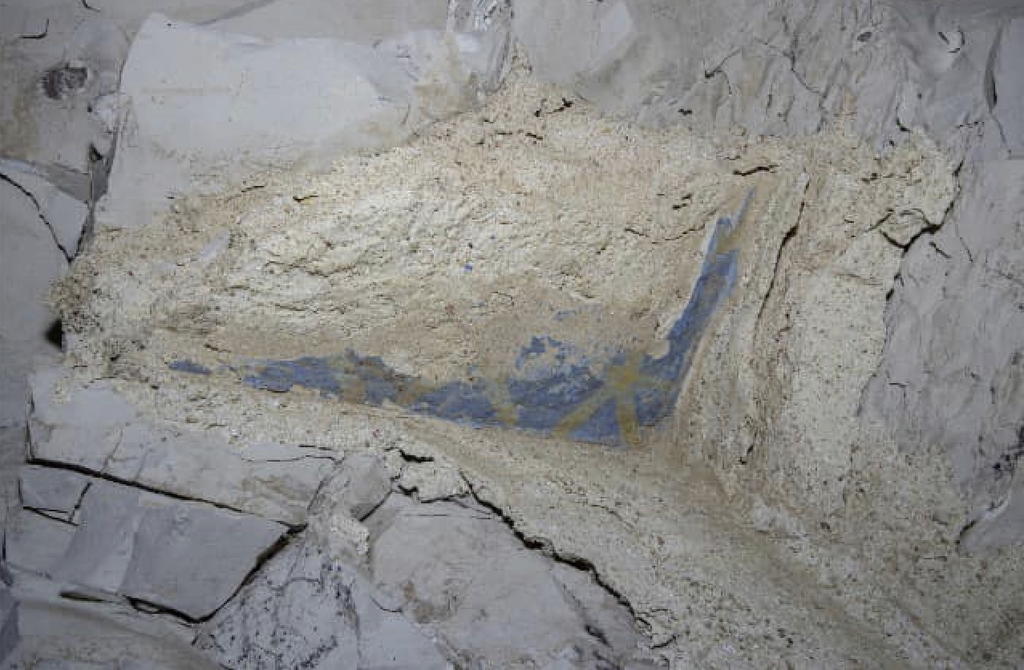 L’intérieur de la tombe de Thoutmosis II, creusée sous une cascade, a été endommagé par des inondations. Les archéologues y ont découvert des traces de décor peint : des étoiles jaunes sur un fond bleu et des textes du Livre de l’Amdouat, qui ornaient exclusivement les tombes royales.