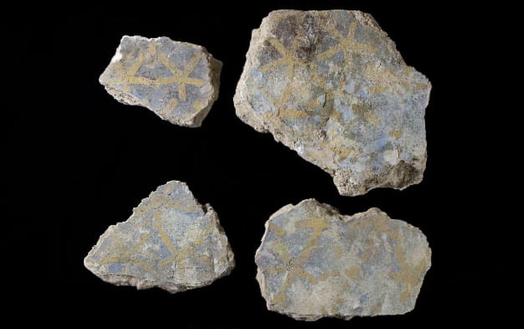 Fragments de plâtre retrouvés dans la tombe de Thoutmosis II, portant un décor d’étoiles sur un fond bleu caractéristique des tombes royales. 