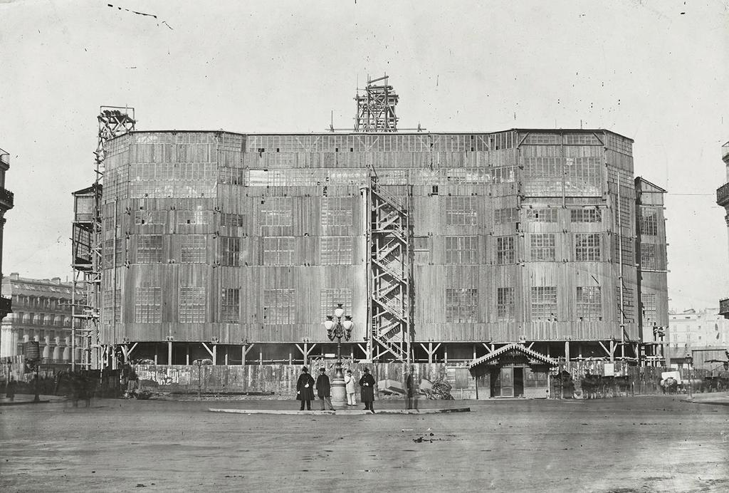 Delmaet et Durandelle, Chantier de construction de l’Opéra : façade sous les échafaudages, après novembre 1866. Photographie positive sur papier albuminé montée sur carton, 27 x 38 cm. Paris, BnF, Bibliothèque-musée de l’Opéra. 