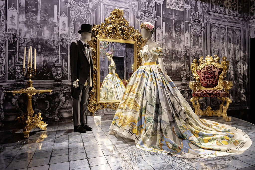 Vue de l’exposition « Du cœur à la main : Dolce&Gabbana », section « Le Léopard ».