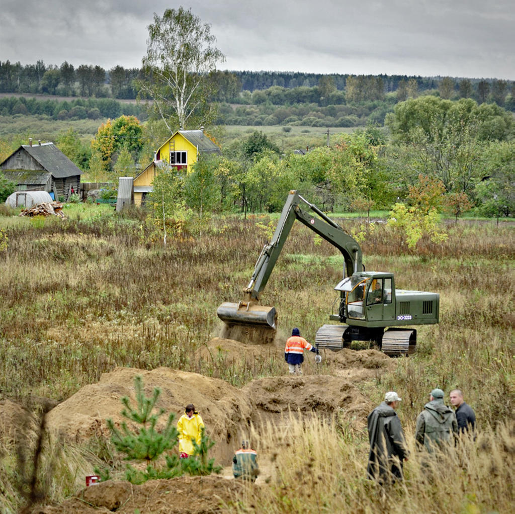 Recherches mécanisées sur le site du passage de la Bérézina à Studienka en Biélorussie en 2012 (CEN‐Beaucour / Inrap‐Lemaire). 