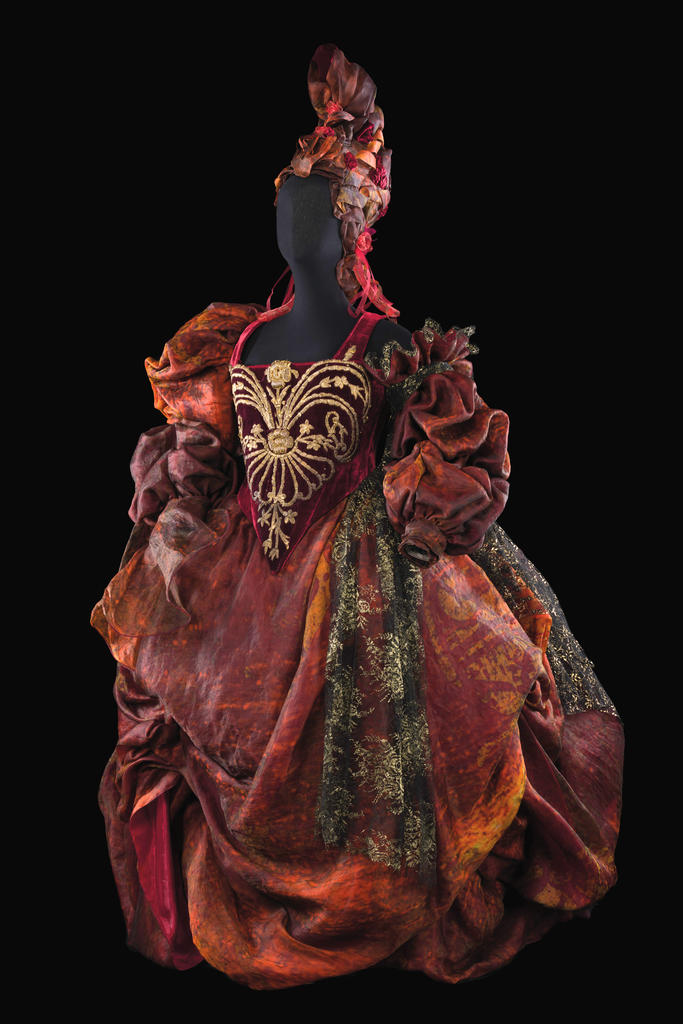 Costume de Christian Lacroix (né en 1951) pour l’opéra Adriana Lecouvreur de F. Cilea, mise en scène de Vincent Boussard, Opéra de Francfort, 2012. Coll. CNCS / don Opéra de Francfort. 