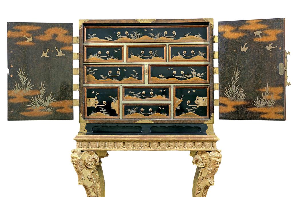 Cabinet précieux en laque du Japon, vers 1690-1710, et son piètement. Paris, Bibliothèque nationale de France.