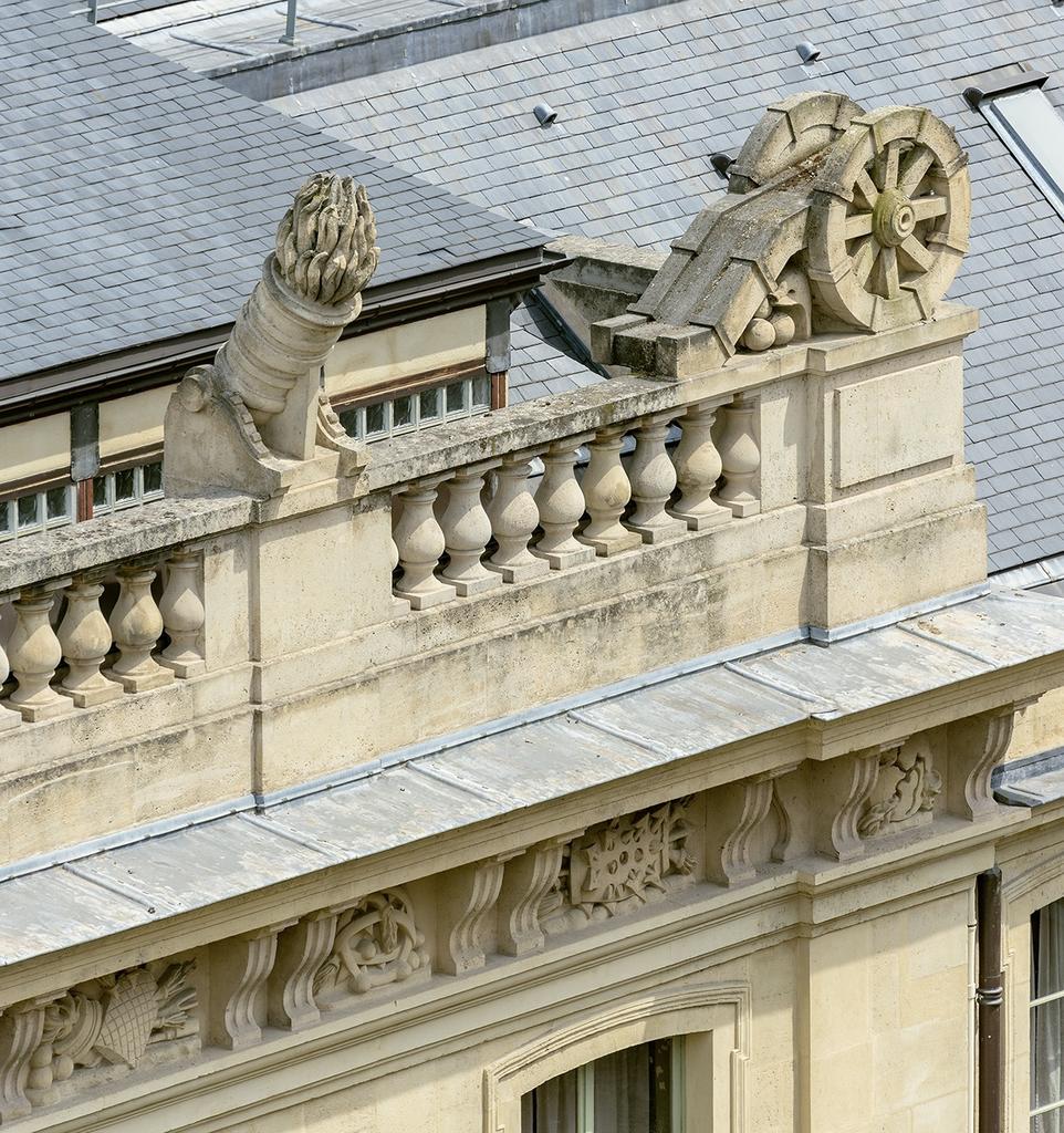 Au toit de l’hôtel du grand maître, se dresse un arsenal sculpté de pièces d’artillerie : bouche à feu, affûts, boulets, machine infernale.