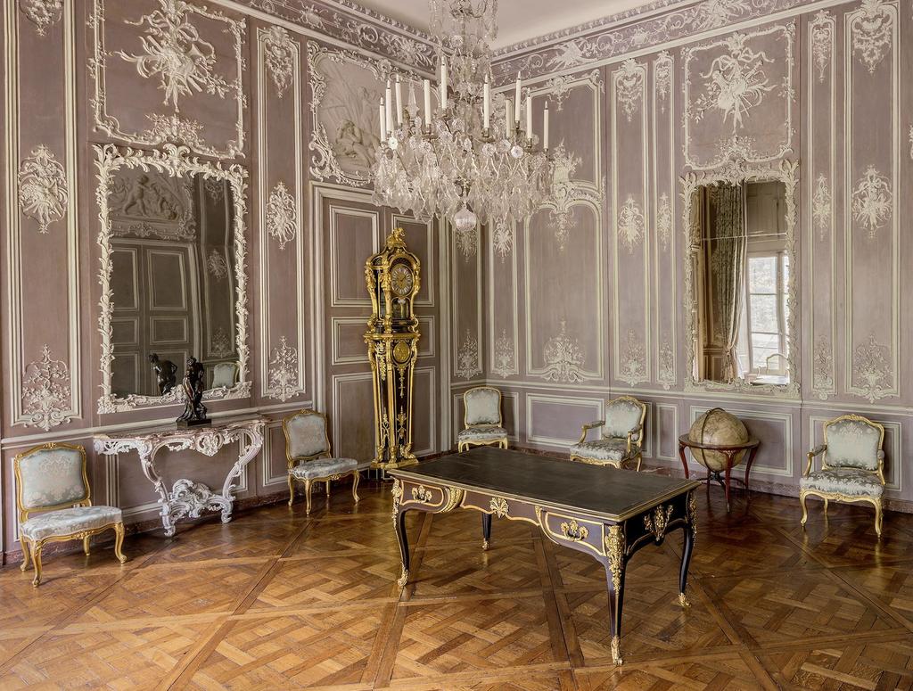 Le salon de musique décoré par Nicolas Dauphin, dit salon de la duchesse du Maine, où subsiste une partie du mobilier du marquis de Paulmy.