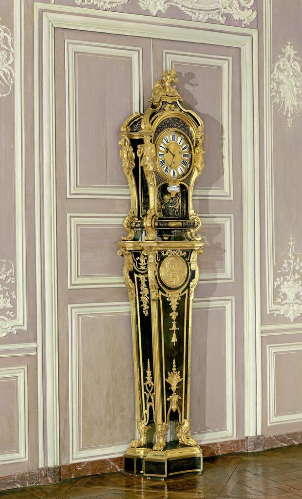 Alexandre-Jean Oppenordt (d’après), André-Charles Boulle (attribué à), Gilles Martinot et Julien Leroy, régulateur de parquet, vers 1710-1730. Bois, placage d’ébène et d’écaille, émail, bronze doré, 300 x 70 x 35 cm. Derrière les figures des quatre continents, se déploie un somptueux décor de filets de laiton incrustés dans l’écaille de tortue. Paris, Bibliothèque nationale de France.