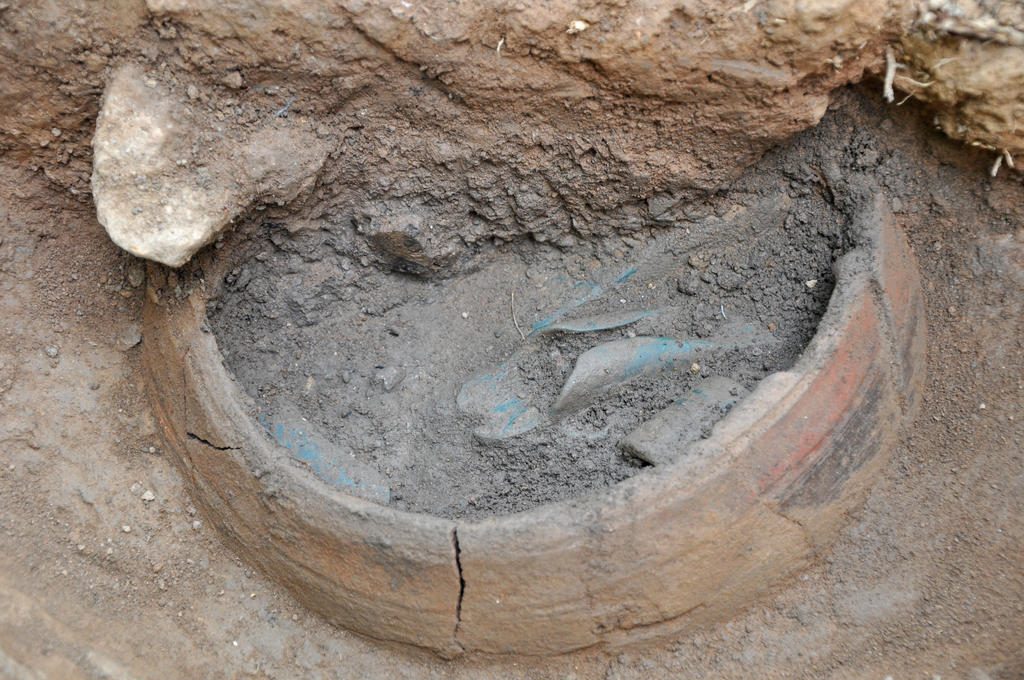 Détail d’un dépôt en cours de fouilles à Jenzat. 