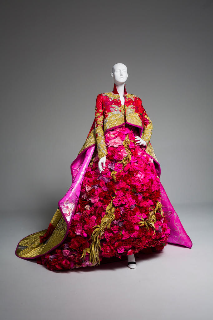 Guo Pei (née en 1967), collection Legend of the Dragon, couture collection 2012.Soie ; broderies de fils de soie, d’argent et d’or, perles, fourrure et cristaux Swarovski. Paris, France. Photo service de presse. 