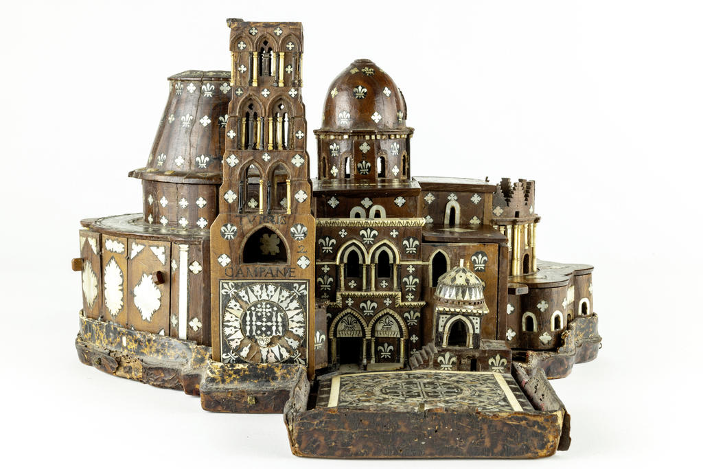 Maquette du complexe du Saint-Sépulcre, Bethléem, seconde moitié du XVIIe siècle. Bois d’olivier, marqueterie de nacre, os et bois de buis, 22 x 41 x 35cm.
