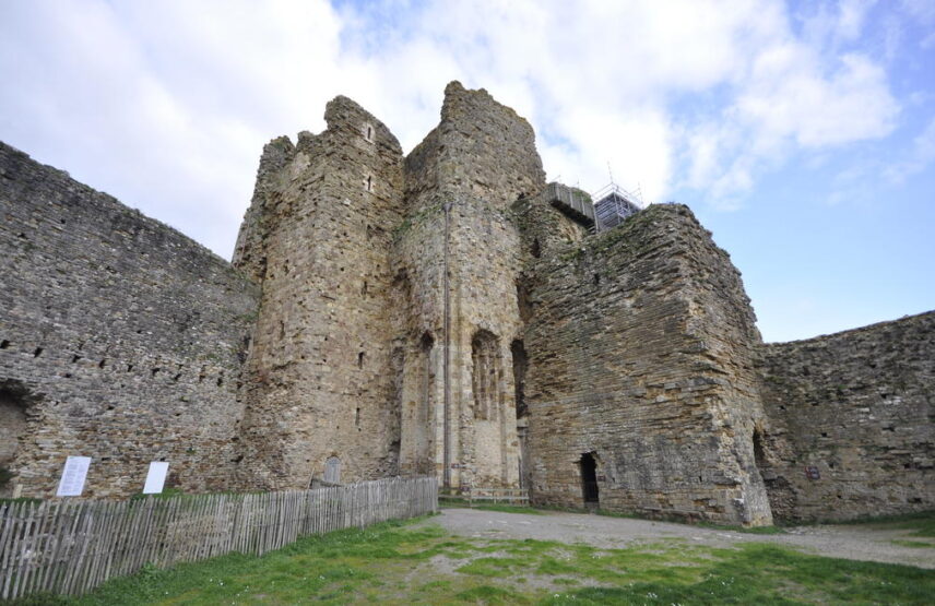 Vue du complexe de la tour-maîtresse du château de Talmont-Saint-Hilaire : à gauche la tour d’escalier ; au centre la tour-maîtresse sur le clocher-porche à arcades ; à droite la porte à plan coudé.