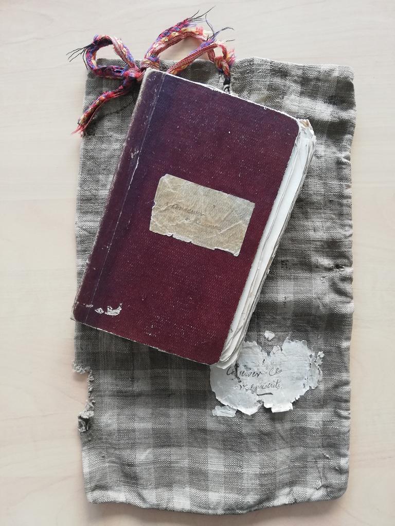 Vue d’un carnet de collecte et de son conditionnement d’origine ayant appartenu à Théodore Hersart de La Villemarqué (sans date).