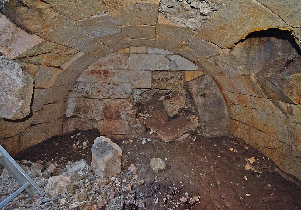 Vestige souterrain de l’intérieur de la casemate nord. On y distingue deux des évents et l’embrasure de tir condamnée.
