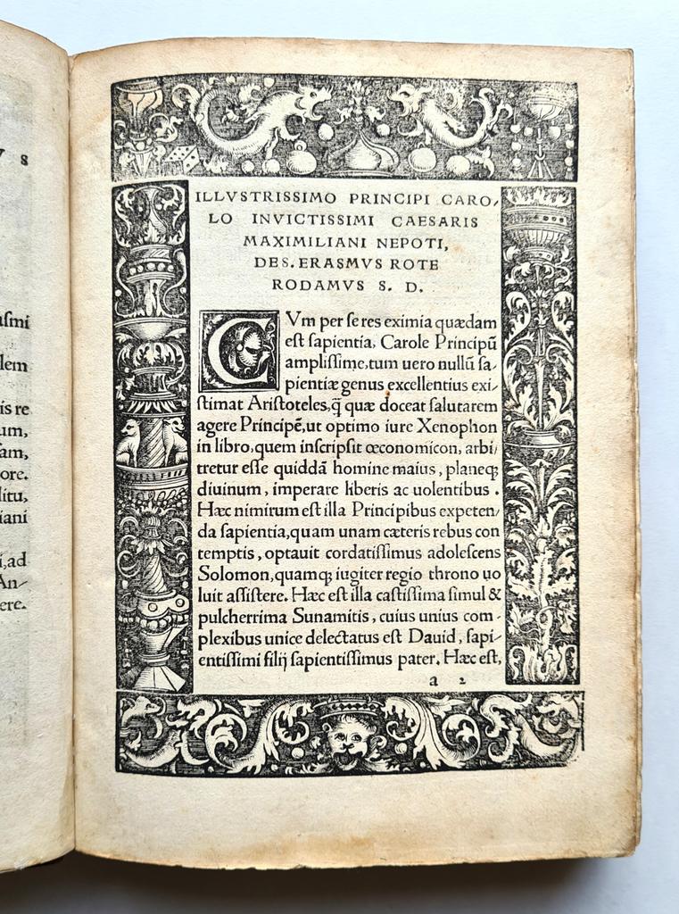 Érasme, Instructio principis christiani saluberrimis referta principis…, Bâle, J. Froben, 1516 : début de la dédicace à Charles Quint, Chantilly, Bibliothèque du musée Condé, VIII-F8/1. 