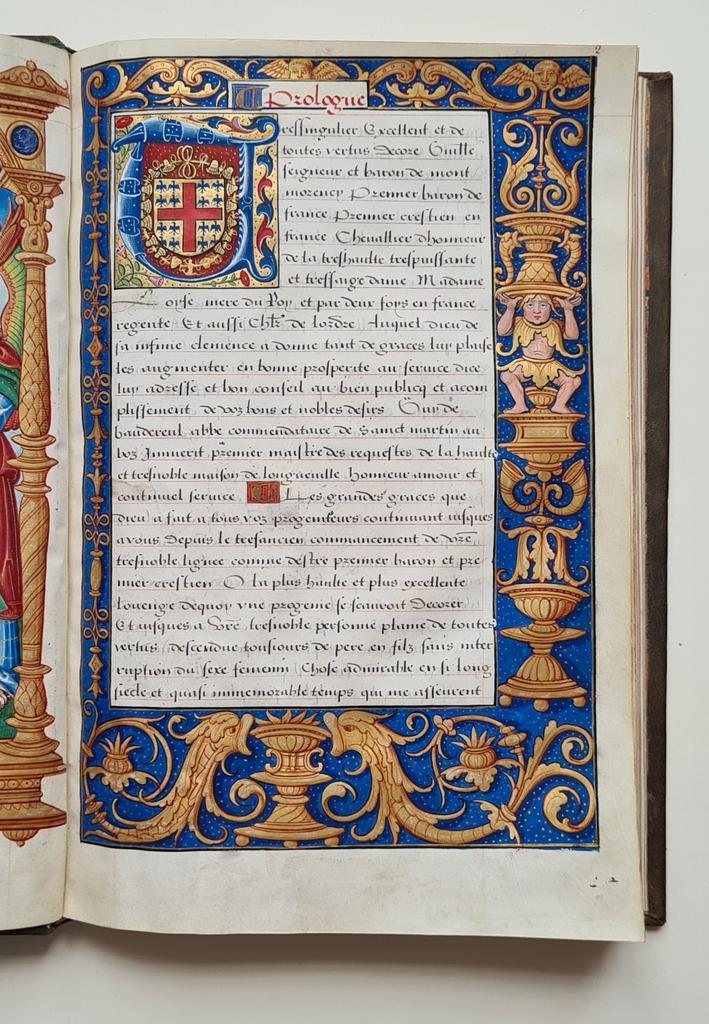 Érasme, Education et instruction du prince crestien, vers 1525 : début du Prologue (encadrement orné et initiale aux armes de Guillaume de Montmorency), Chantilly, Bibliothèque du musée Condé, ms 2500, f. 2.
