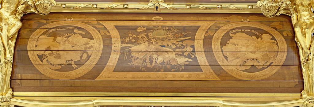 J.-H. Riesener (1734-1806), trophée de marqueterie placé en 1794 sur le secrétaire à cylindre du Roi. Versailles, musée national des châteaux de Versailles et de Trianon. 
