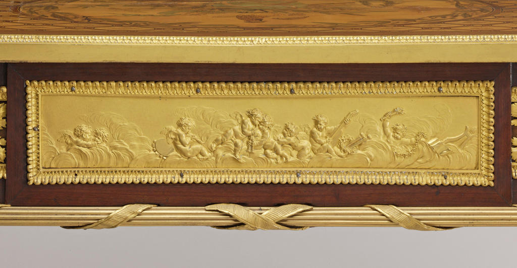 J.-H. Riesener (1734-1806), table mécanique exécutée en 1781 pour le cabinet intérieur de Marie-Antoinette à Versailles. La frise allégorique à la musique attribuée à L.-S. Boizot et N.-A. Damerat. New York, Metropolitan Museumof Art. 