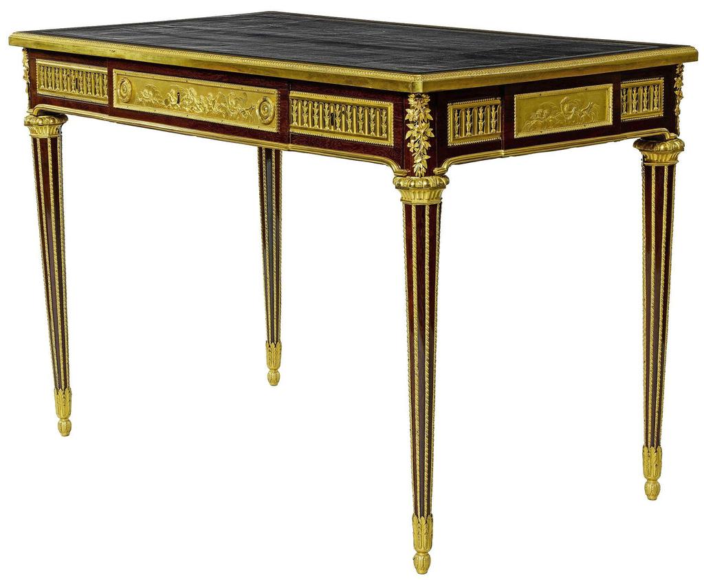J.-H. Riesener (1734-1806), table-bureau livrée vers 1785 pour le hameau de Marie-Antoinette à Trianon ; les frises allégoriques de la musique attribuées à L.-S. Boizot et Fr.-A. Damerat. Versailles, musée national des châteaux de Versailles et de Trianon. 