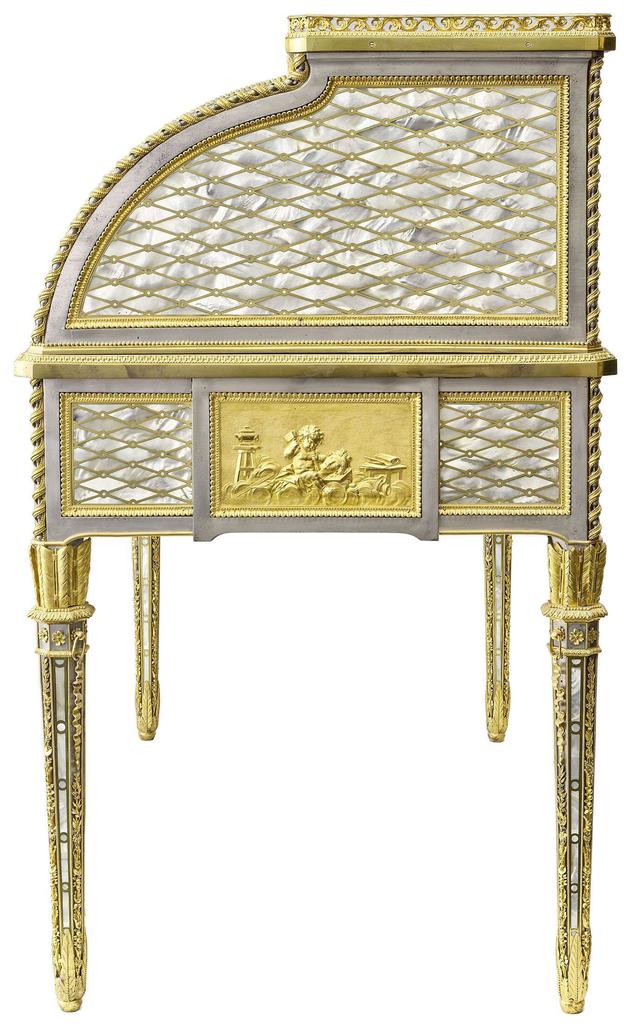 Attribuée à N.-A. ou Fr.- A. Damerat, frise allégorique à la sculpture sur le côté du secrétaire à cylindre de Marie-Antoinette à Fontainebleau. Dépôt du musée de Versailles. 